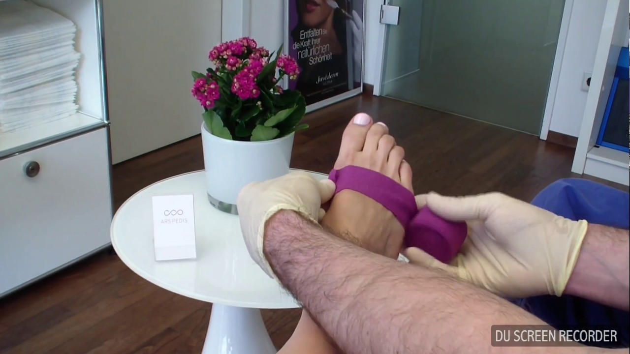 Verband nach Vorfu&szlig;-OP rechts / Foot dressing after surgery (right)