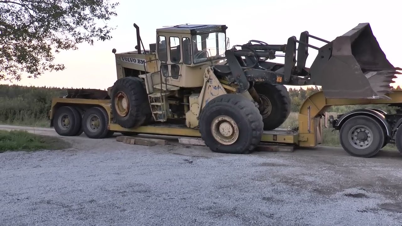 Volvo BM LM 1641 wheel loader are unloaded from trailer 2013