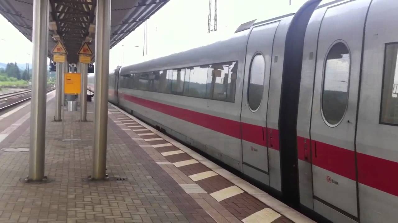 Züge am Hauptbahnhof Naumburg ( Saale )