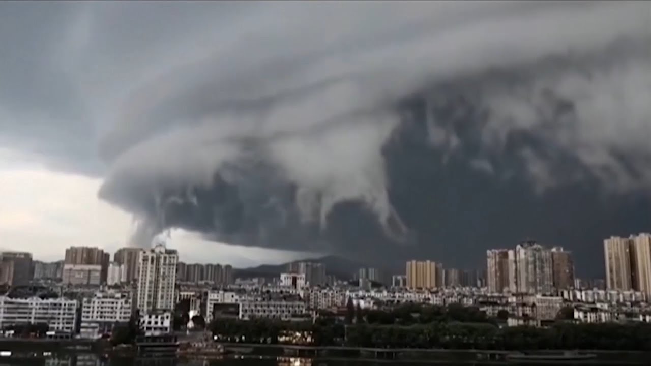 Tuf&atilde;o impressionante faz crian&ccedil;a voar e arrasta pessoas na China