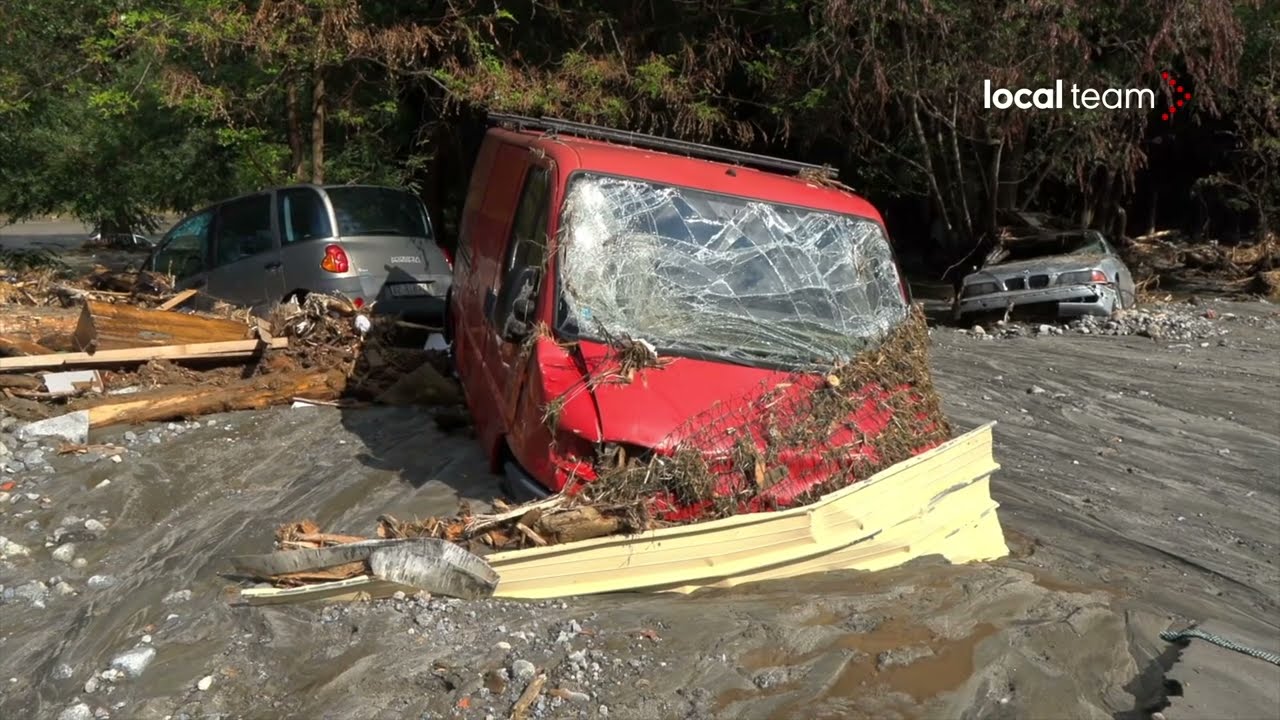 Alluvione a Niardo in Valcamonica, automobili, motocicli distrutti, portati via, sommersi dal fango