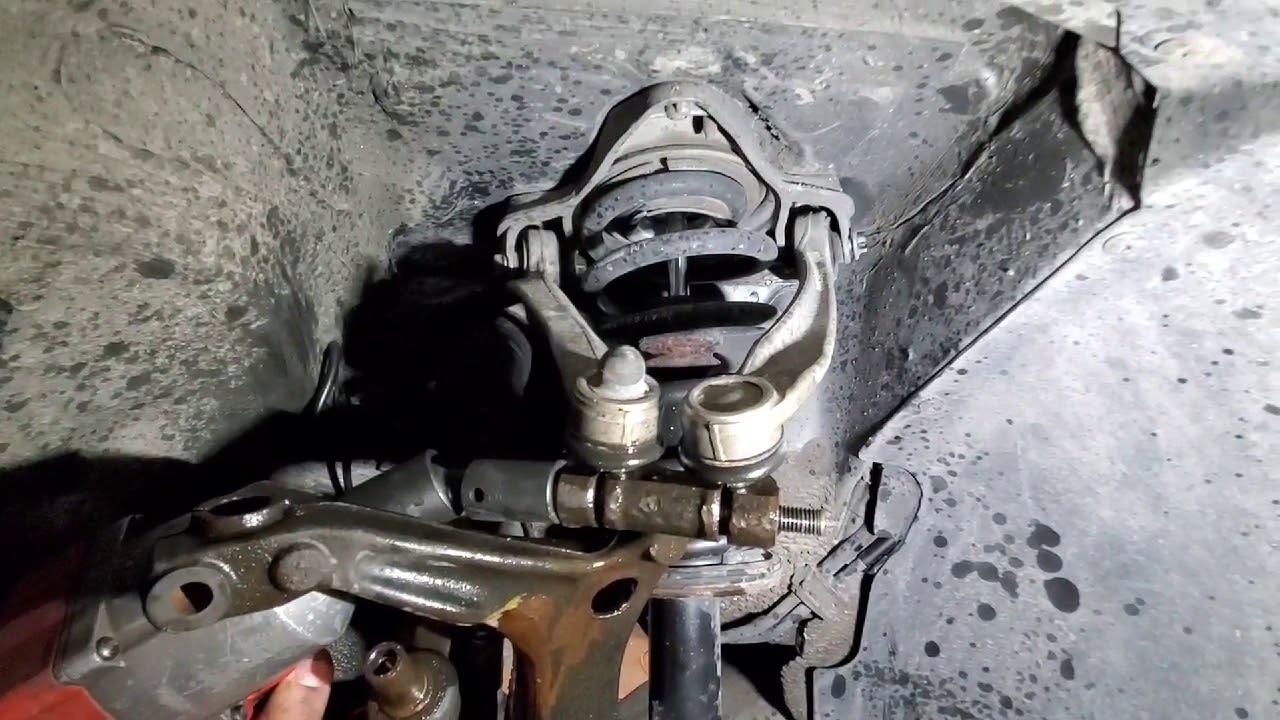 Как заменить верхние рычаги подвески на Volkswagen Passat 2003 года выпуска