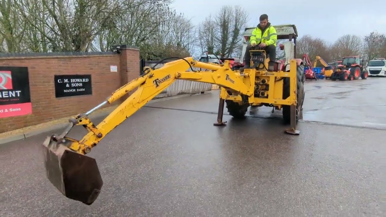 TWOSE BACK ACTOR DIGGER WALKAROUND