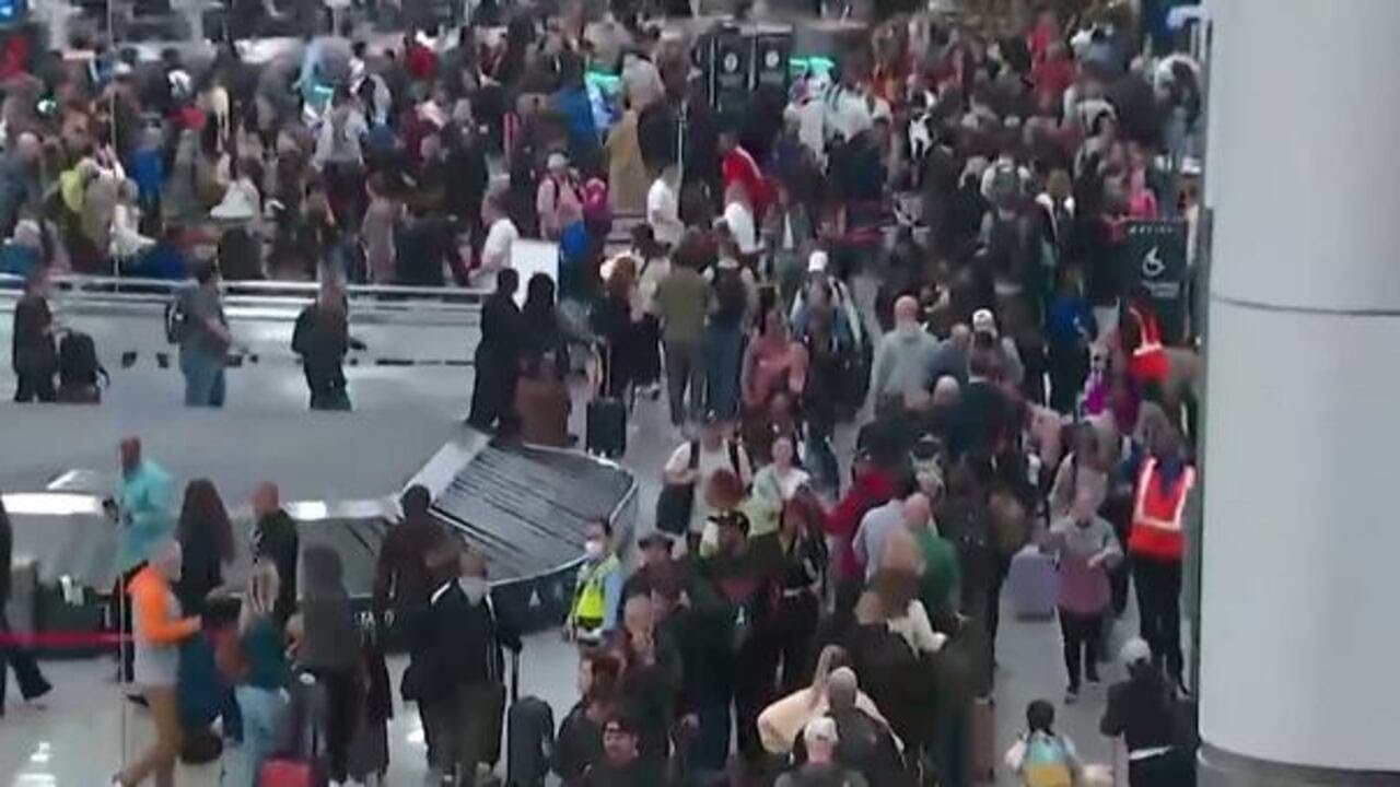 В аэропорту Хартсфилд-Джексон сохраняются длинные очереди в пунктах досмотра TSA на фоне частично...