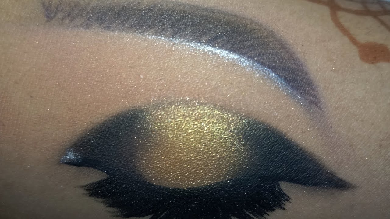 New smoky looks are here✨😻
