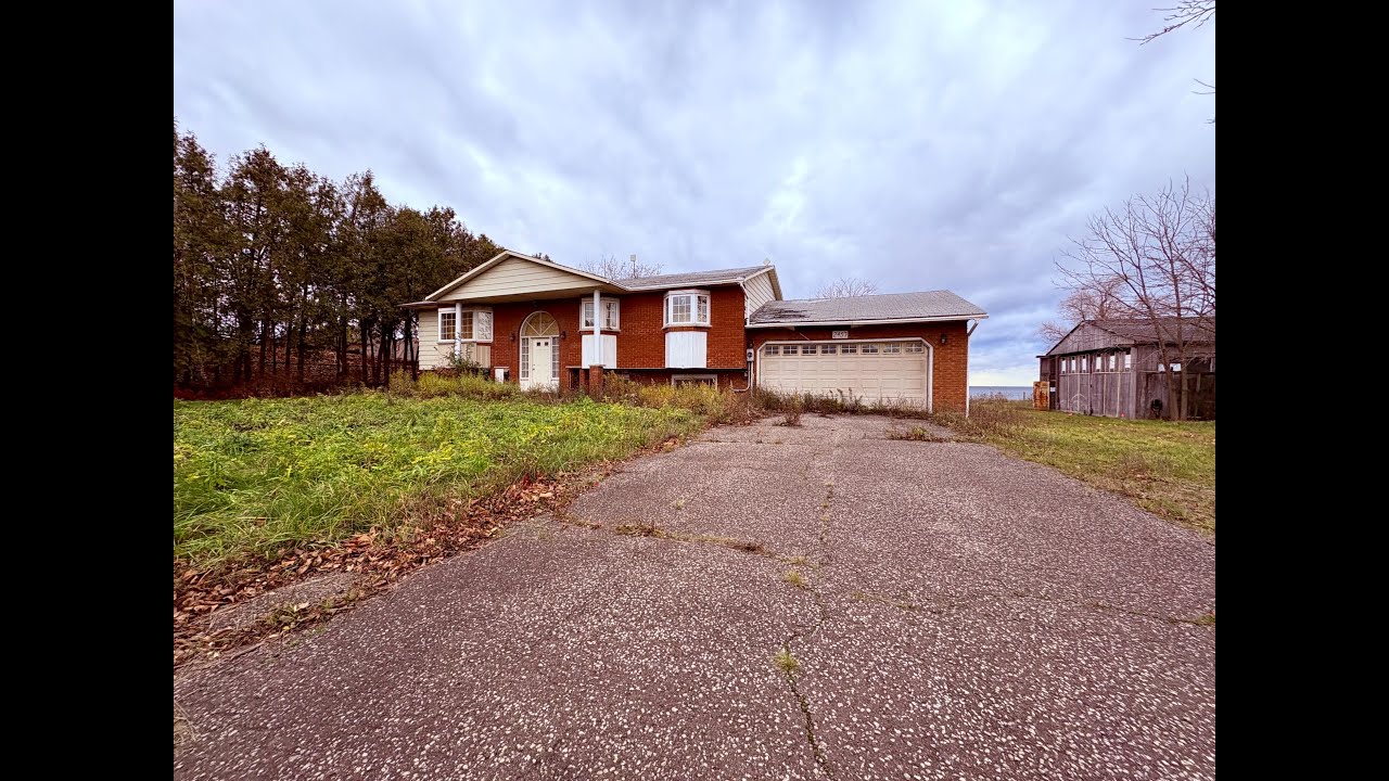 Exploring An Beautiful Abandoned 1970s Spilt Level House