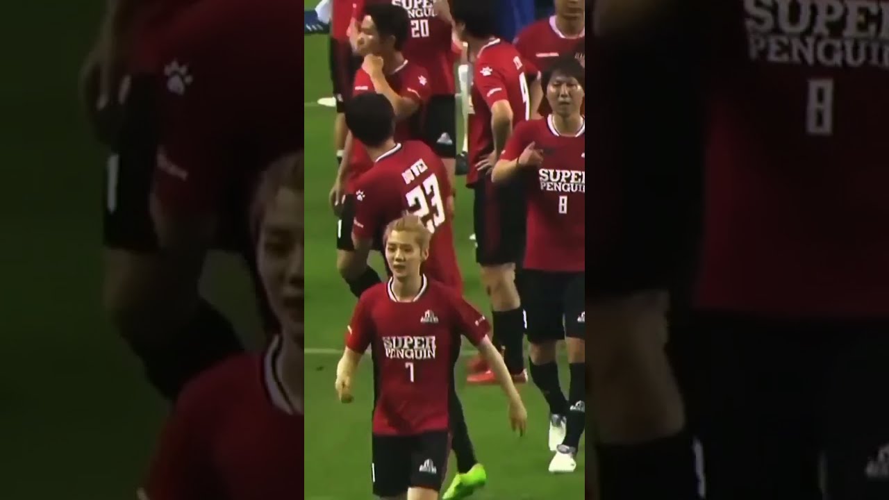 Exo Luhan Play the Football ⚽ 👍🏻😉