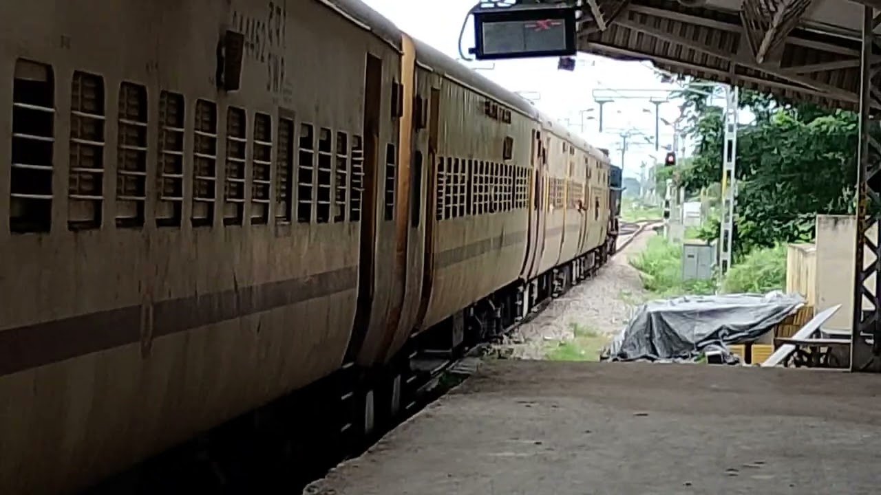 56520 Hosapete Ksr Bengaluru passenger is ready to depart from Hosapete jn pf no.1
