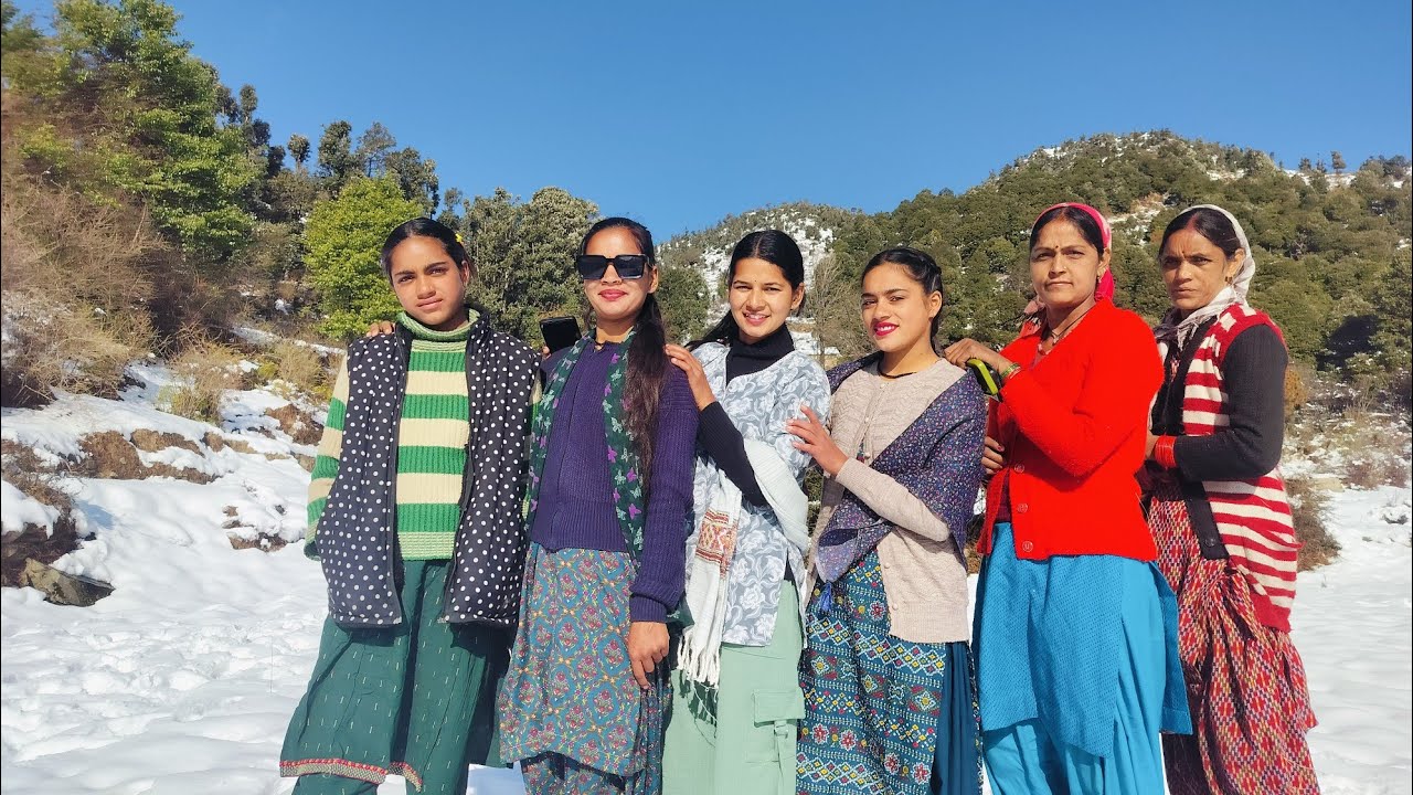 आज किया बर्फ बारी में खूब सारा enjoy 😊❄️☃️ बर्फ में खूब खेला आज।