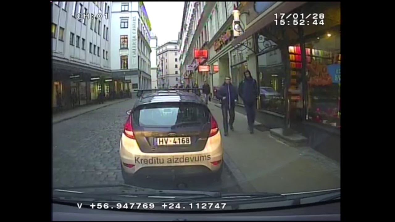 Divi pamatīgi iereibuši briti Vecrīgā pārbiedē jauno māmiņu