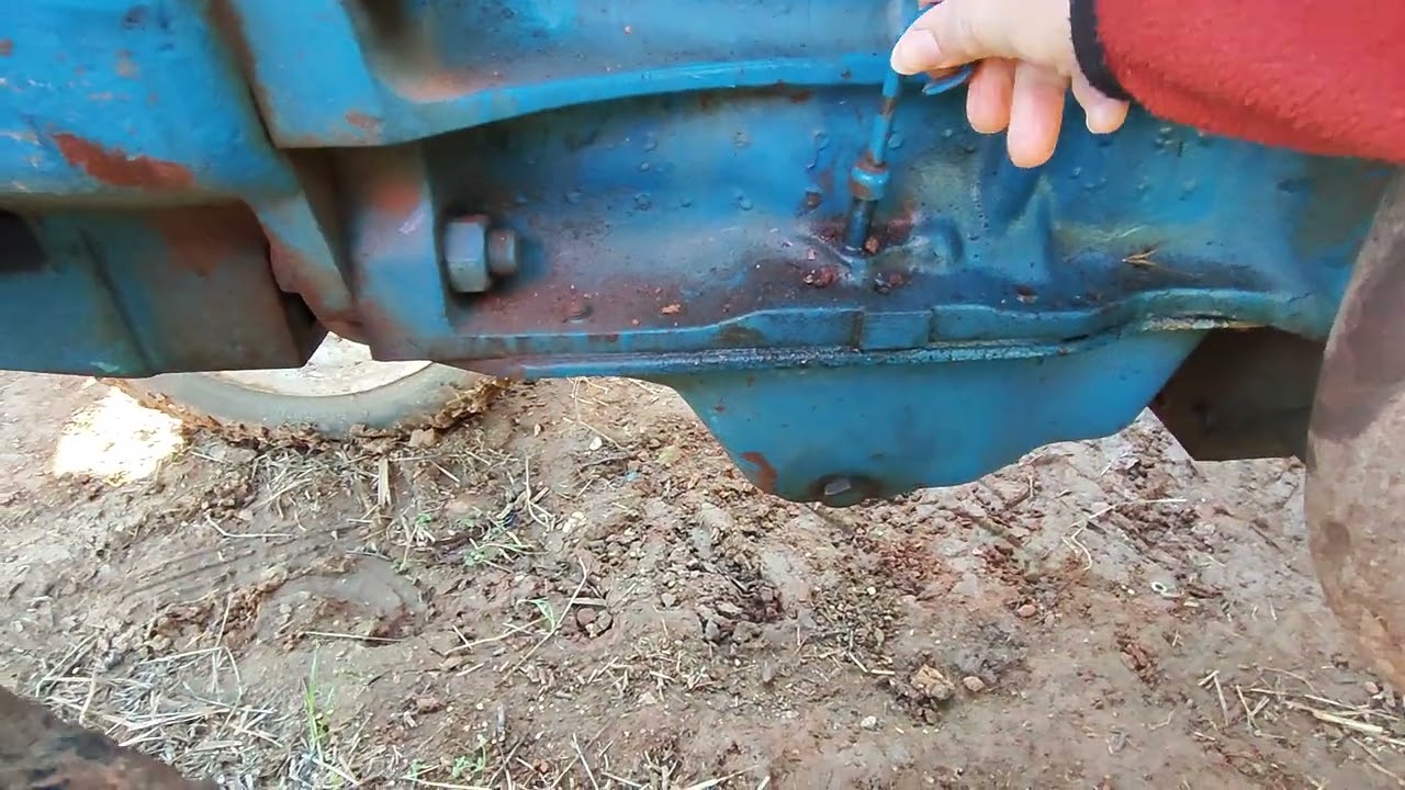 Vérification des niveaux avant démarrage du tracteur Ford 2000