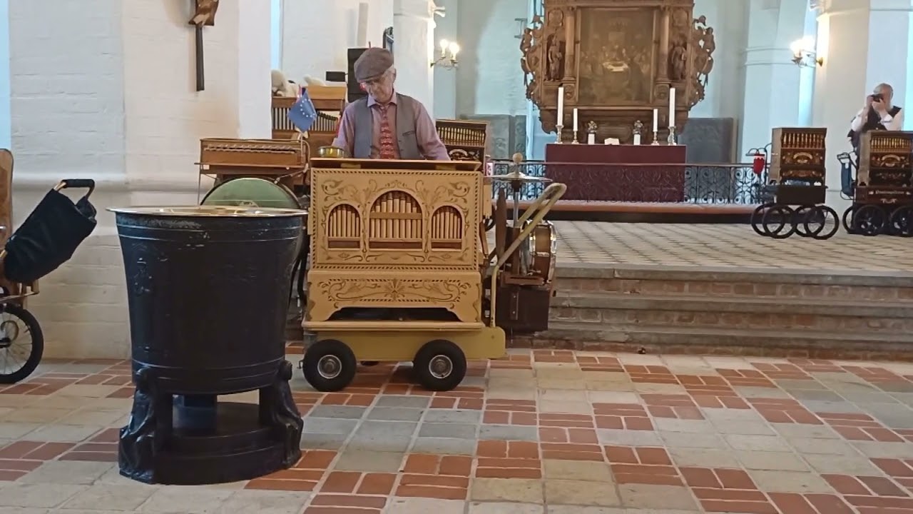Glimt fra lirekassekoncert i Assens Vor Frue Kirke