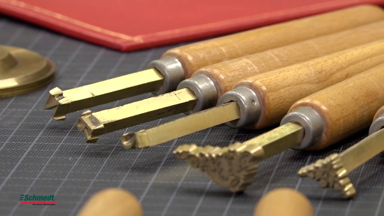 Vergolden mit Werkzeugen von Schmedt. The World of Bookbinding.