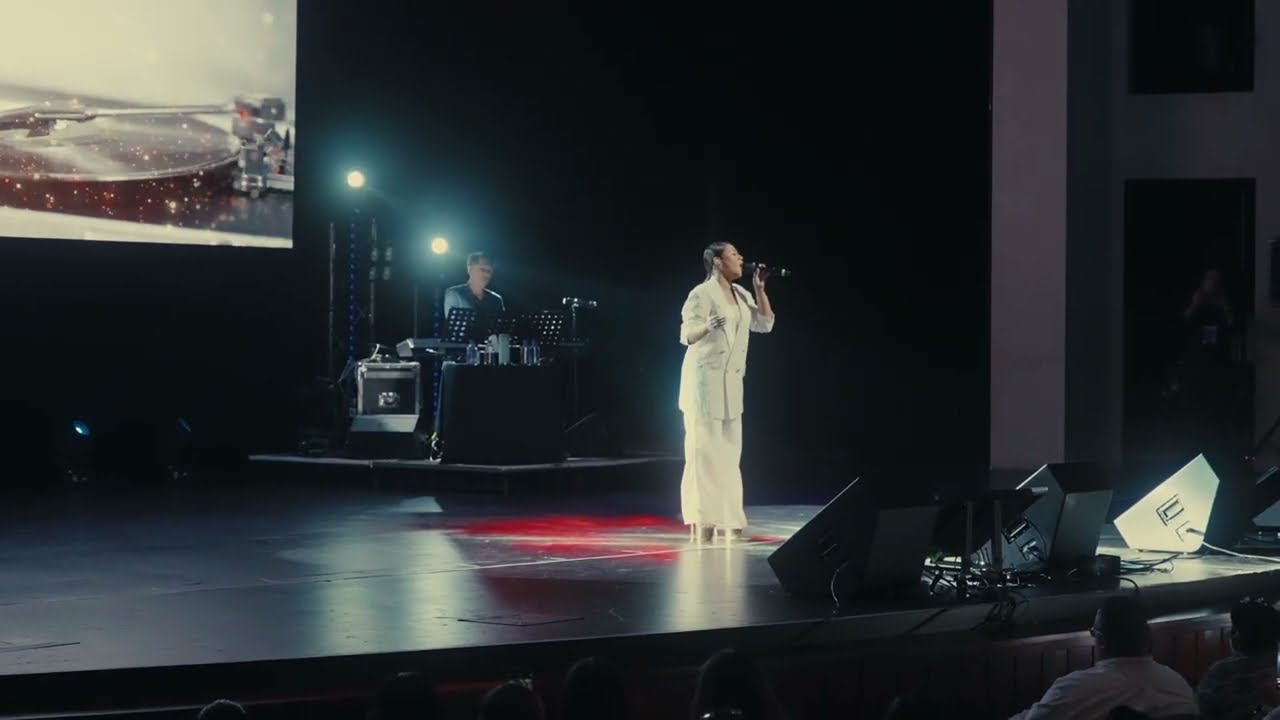 Morissette singing I Will Always Love You (from the vault)