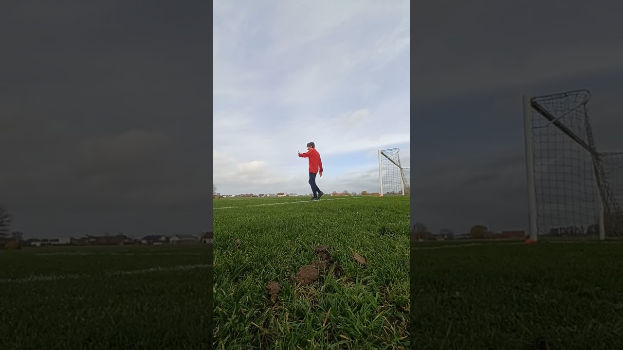 Voetballen met een vriend 