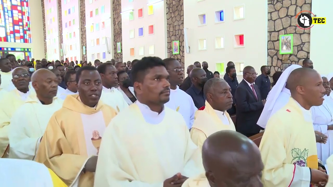 MAASKOFU,MAPADRE ZAIDI YA 100 WAANDAMANA JUBILEI YA MIAKA 50 YA UPADRE WA ASKOFU KILAINI BUKOBA