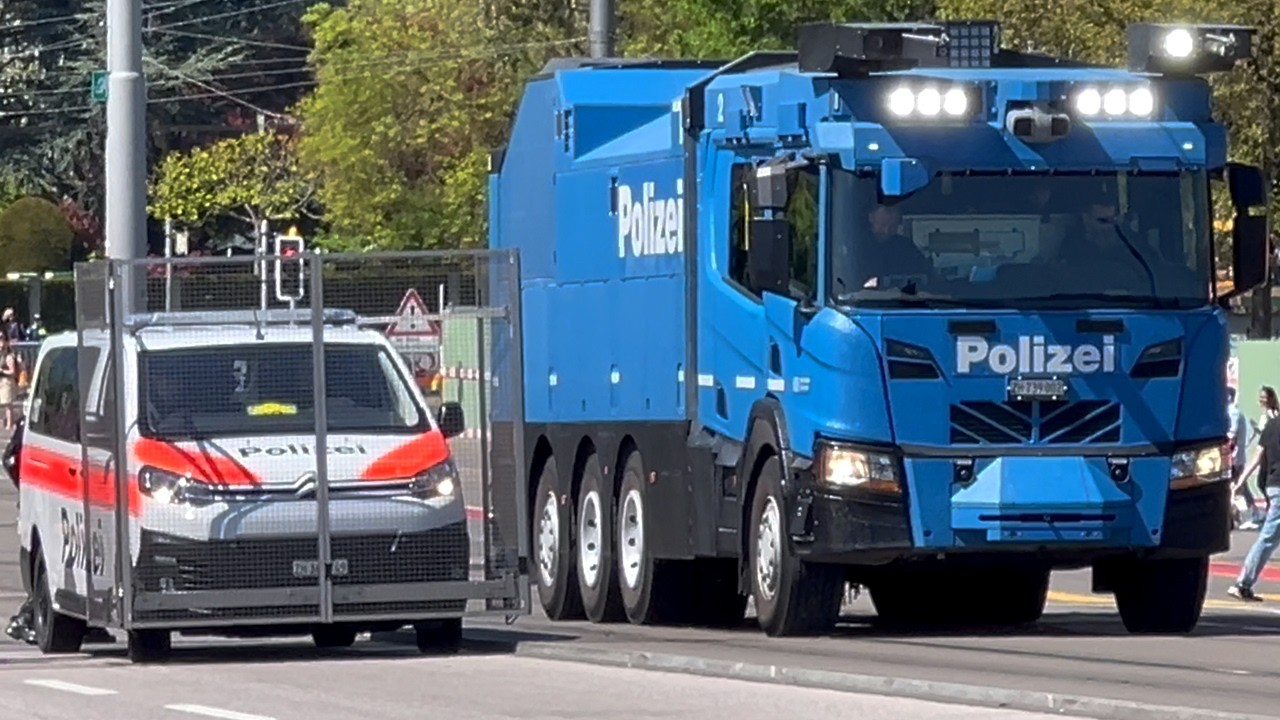 1. Mai 2025 Polizei Zürich Blaulicht 🚨 Wasserwerfer 💦 Schweiz 🇨🇭