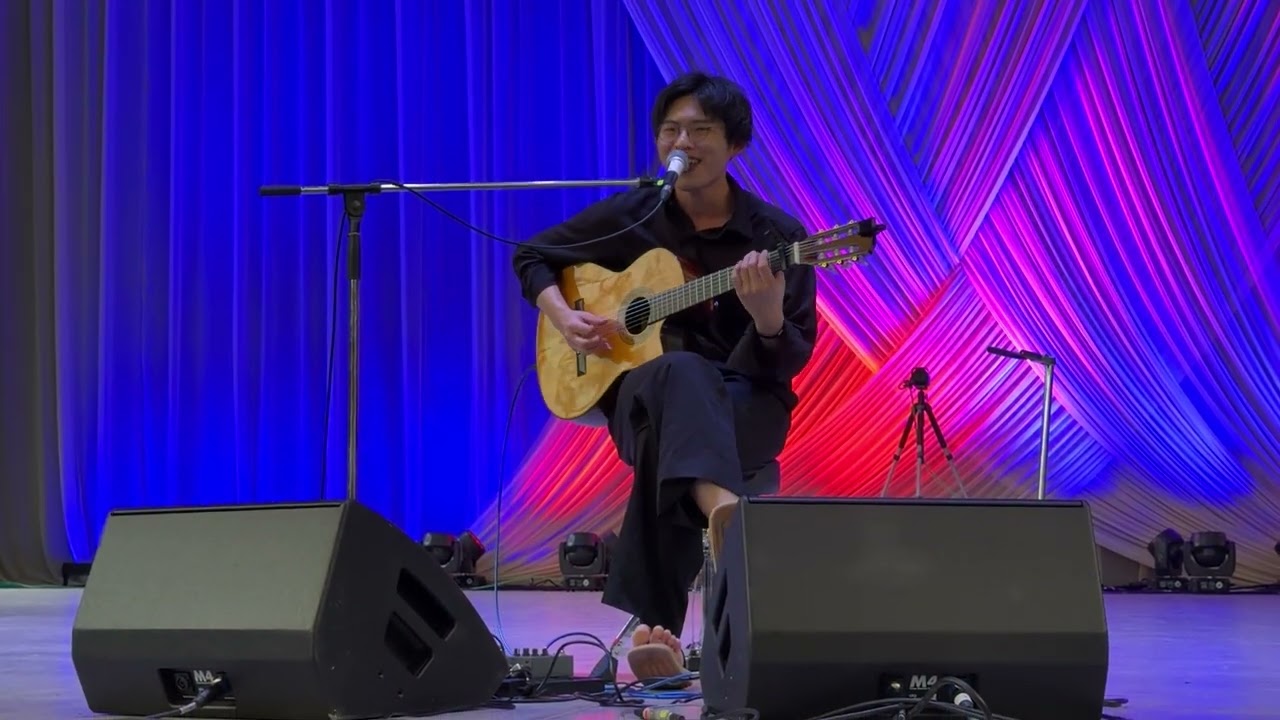君島大空(独奏) - Unknown Song~世界はここで回るよ~映画 (live) at Festival de Frue, Kakegawa, Japan (November 2, 2025)