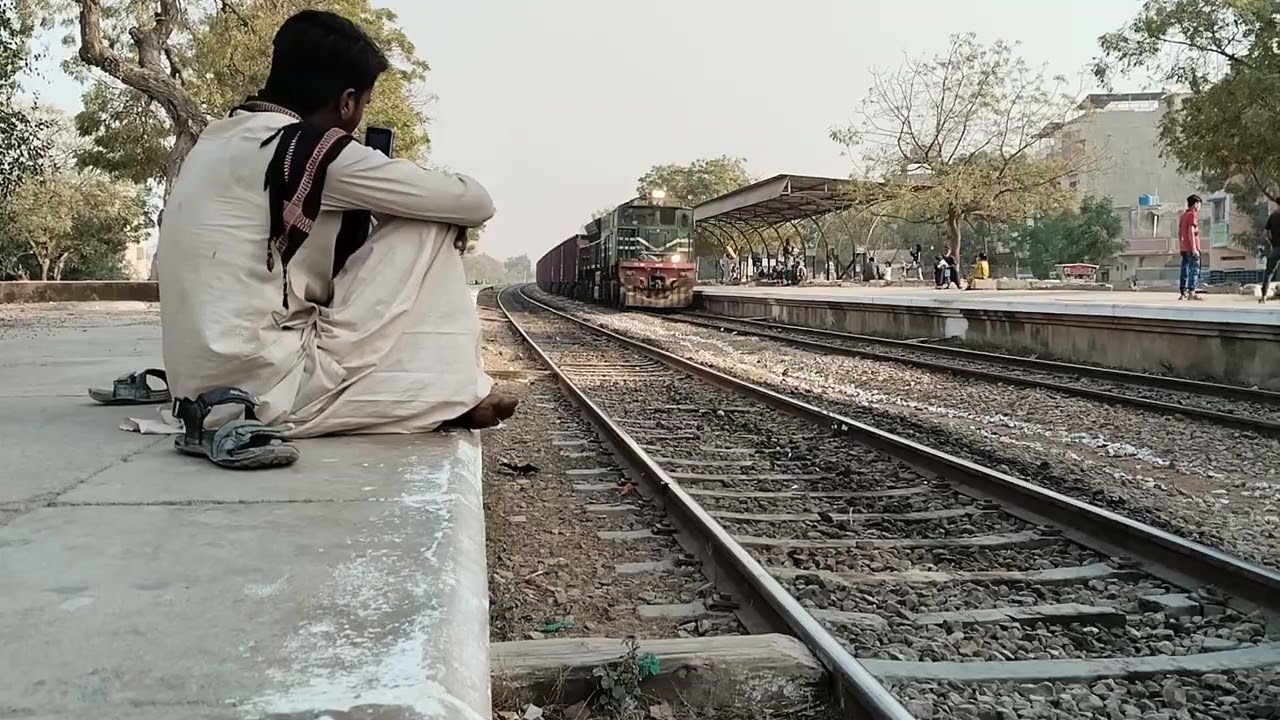 silicon empty rack spotted at Dn side malir railway station 