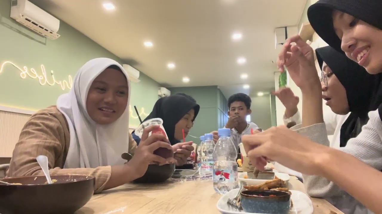 Eating Time at Siska’s Birthday!!