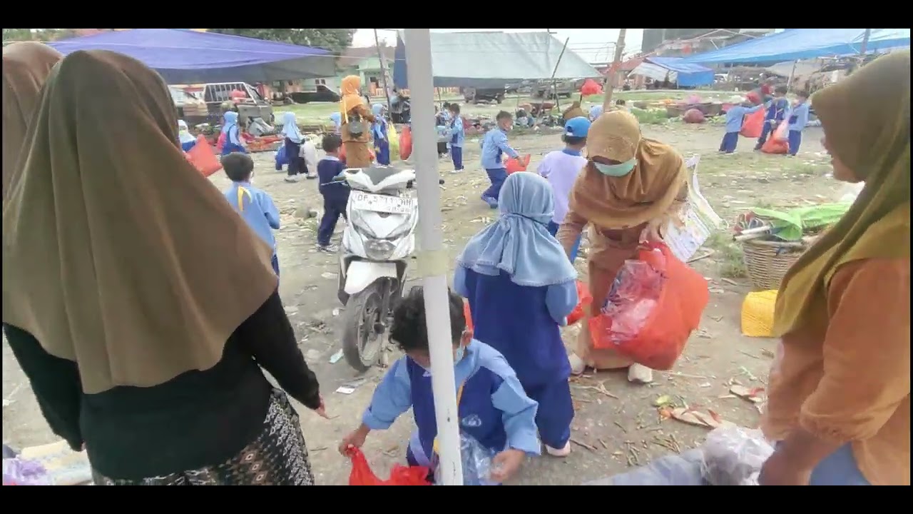 Kegiatan Edukasi menjaga kebersihan lingkungan pasar. Anak hebat llingkungan sehat