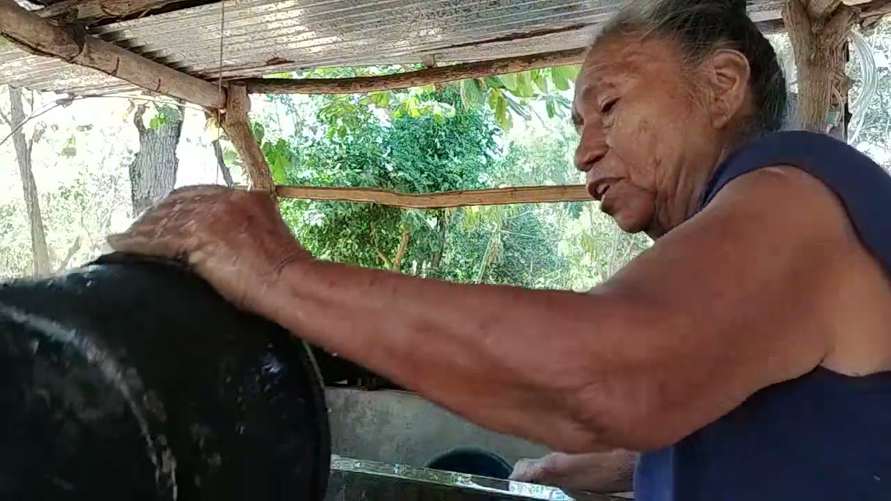 niña Carla asiendo un rico 😋 al muerso🙏🙏🙂🐔🐔🐔