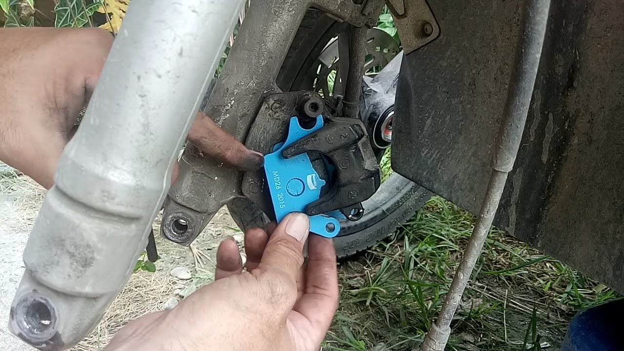 How to change disc brake pads Suzuki Sky Drive 125 same process with other brand of scooter