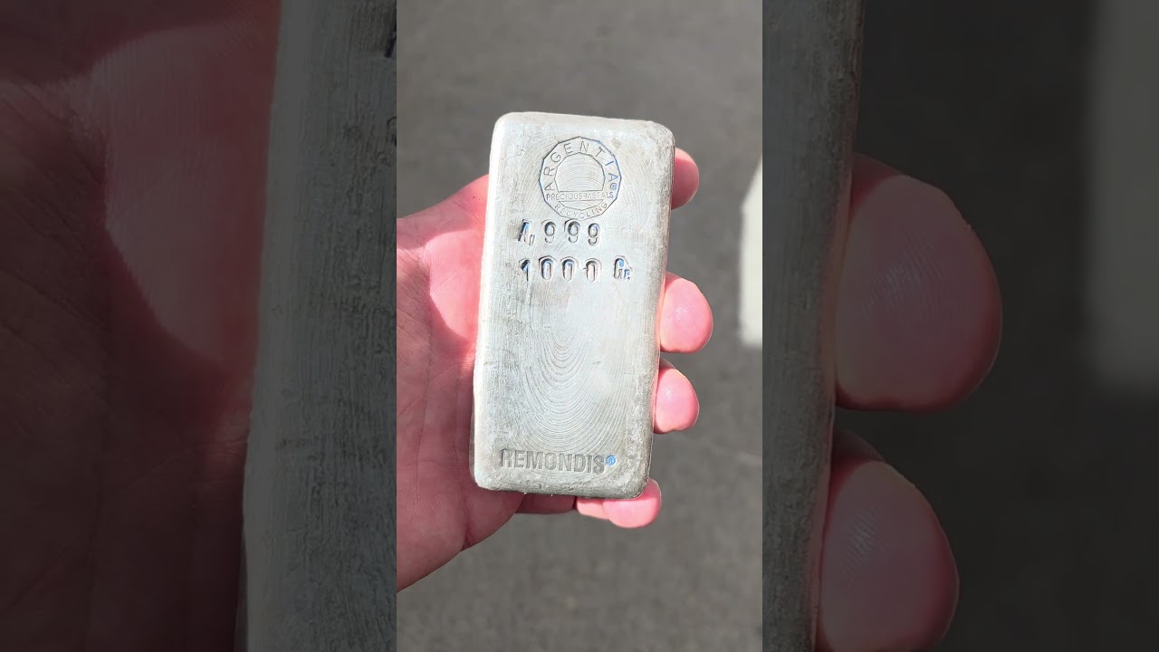 Серебряный слиток, весом один килограмм.