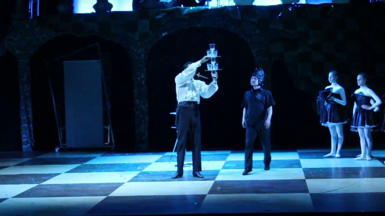 KNIFE, DAGGER - GLASS BALANCING USING MOUTH : GLASS TEETH BALANCE