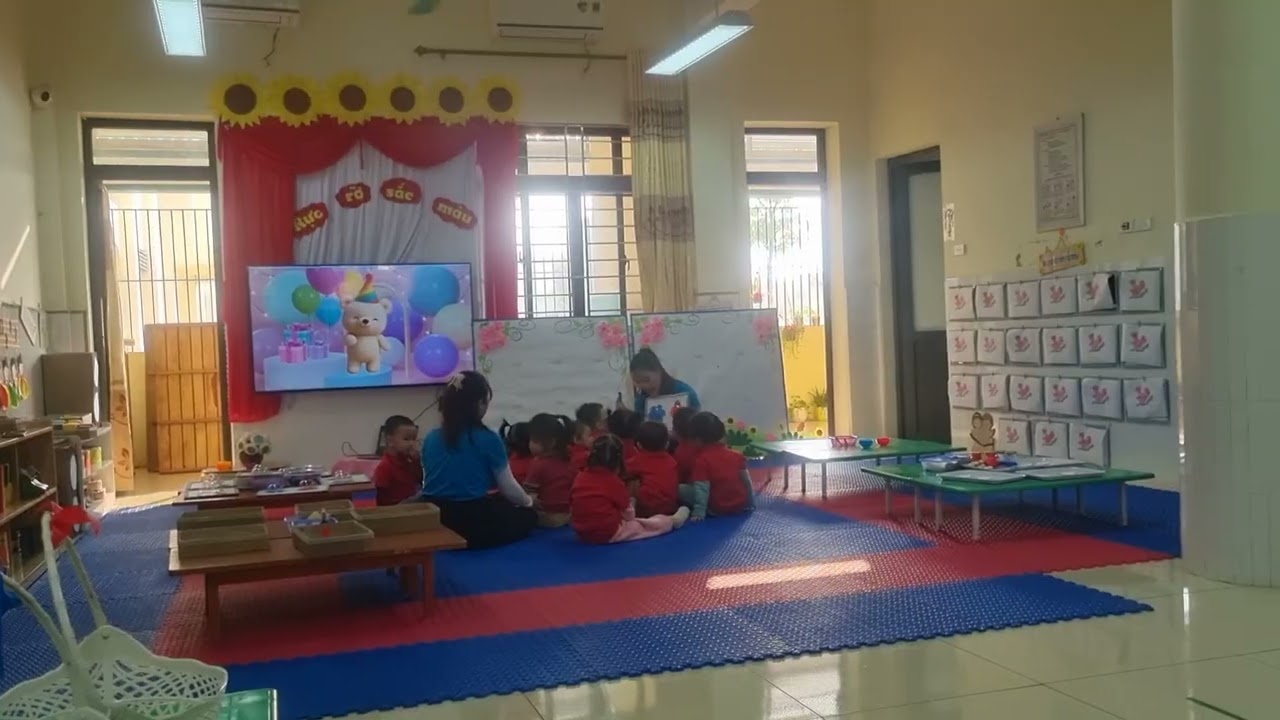 Bé nhận biết màu xanh- màu đỏ