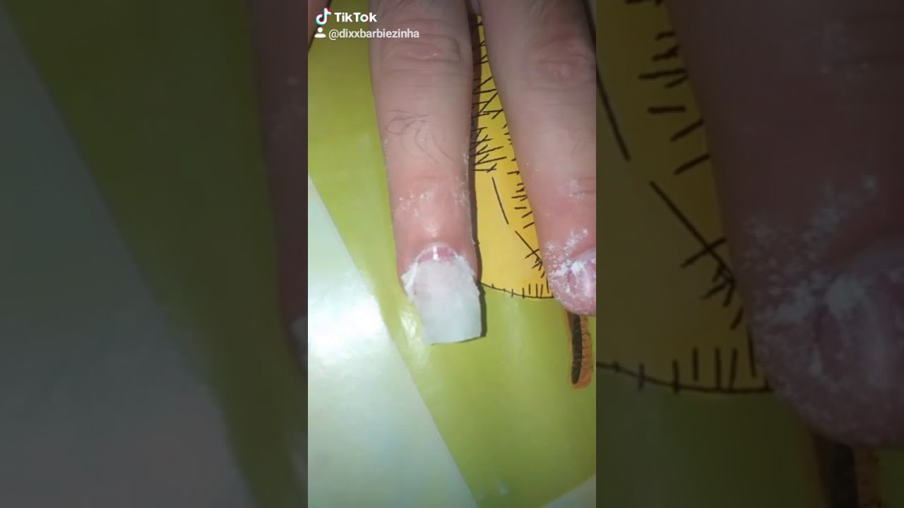 Unha feita com super cola, farinha e papel higi&ecirc;nico.
