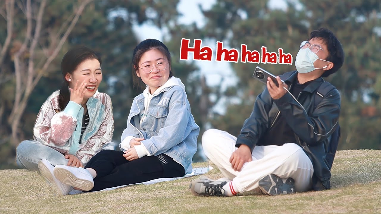 Burst out Laughing in Public | Prank 笑声会传染吗？答案就在身旁小姐姐的眼泪里