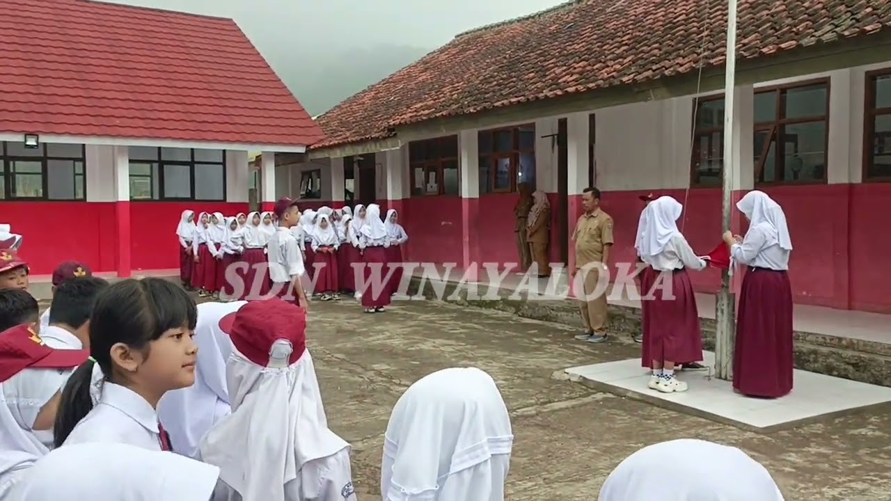 Upacara hari senin di SDN Winayaloka