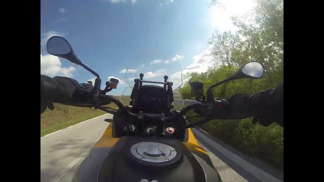 In giro con la nuova Moto Guzzi Stelvio per le strade dell'Alta Langa