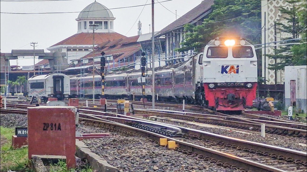 PASUKAN KERETA PAGI PADATI STASIUN TERBESAR DI KOTA SEMARANG!! Kereta Api di Stasiun Semarang Tawang