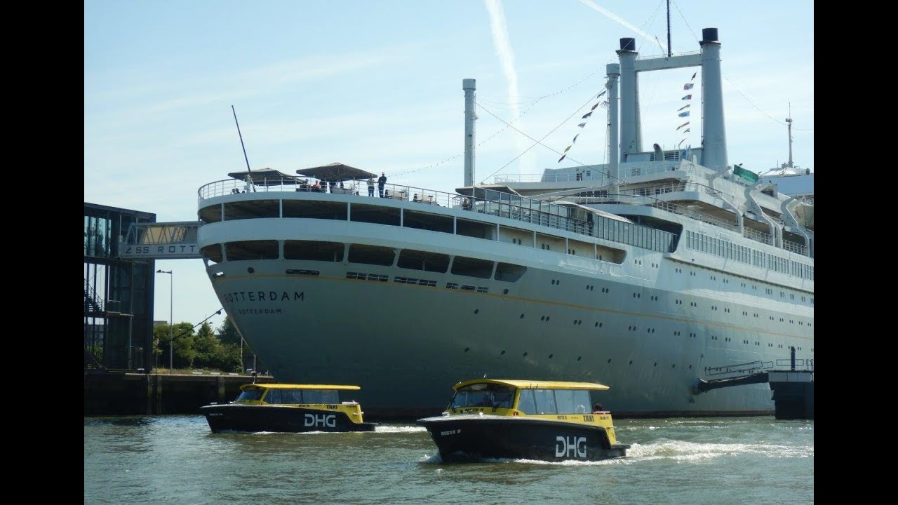 Met de watertaxi van Oostplein naar de ss Rotterdam.