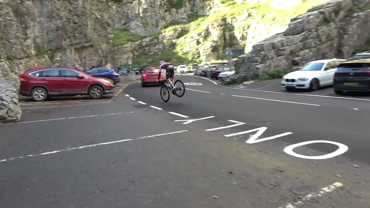 IMPRESSIVE CYCLIST STOPPY ENDO 