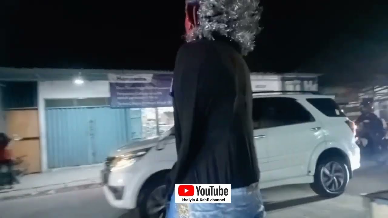 Ondel-ondel lagi duduk