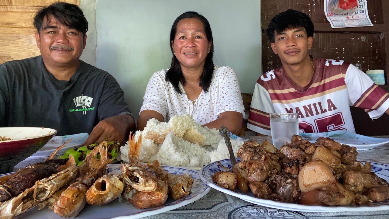 TANGHALIAN ADOBONG PUTI & FRIED FISH.