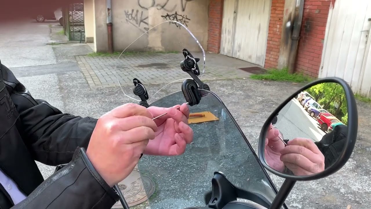 How to instale Adjustable Windshields Extension on Piaggio Beverly
