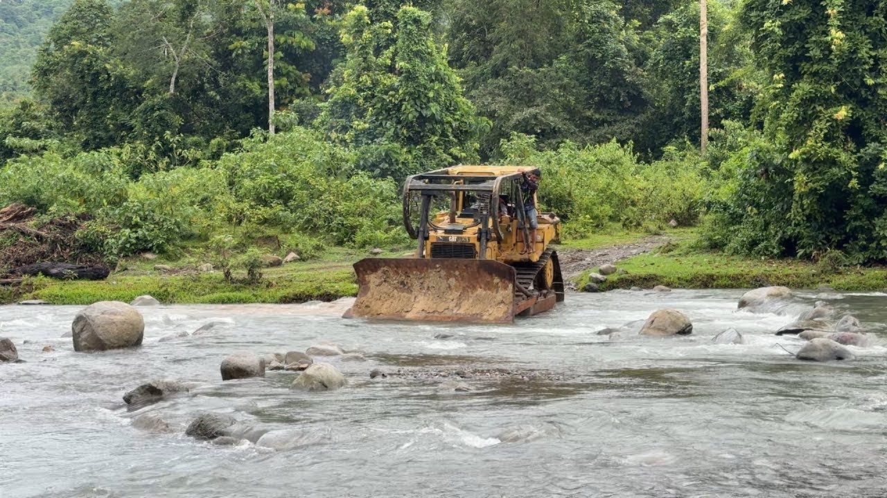 The process of crossing the river with the CAT D6R XL bulldozer is very challenging