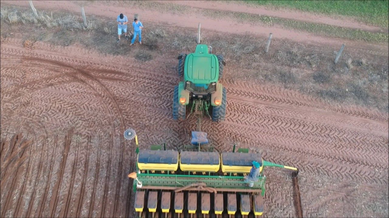 Plantio de soja na fazenda santa rita ( filmagem aérea )