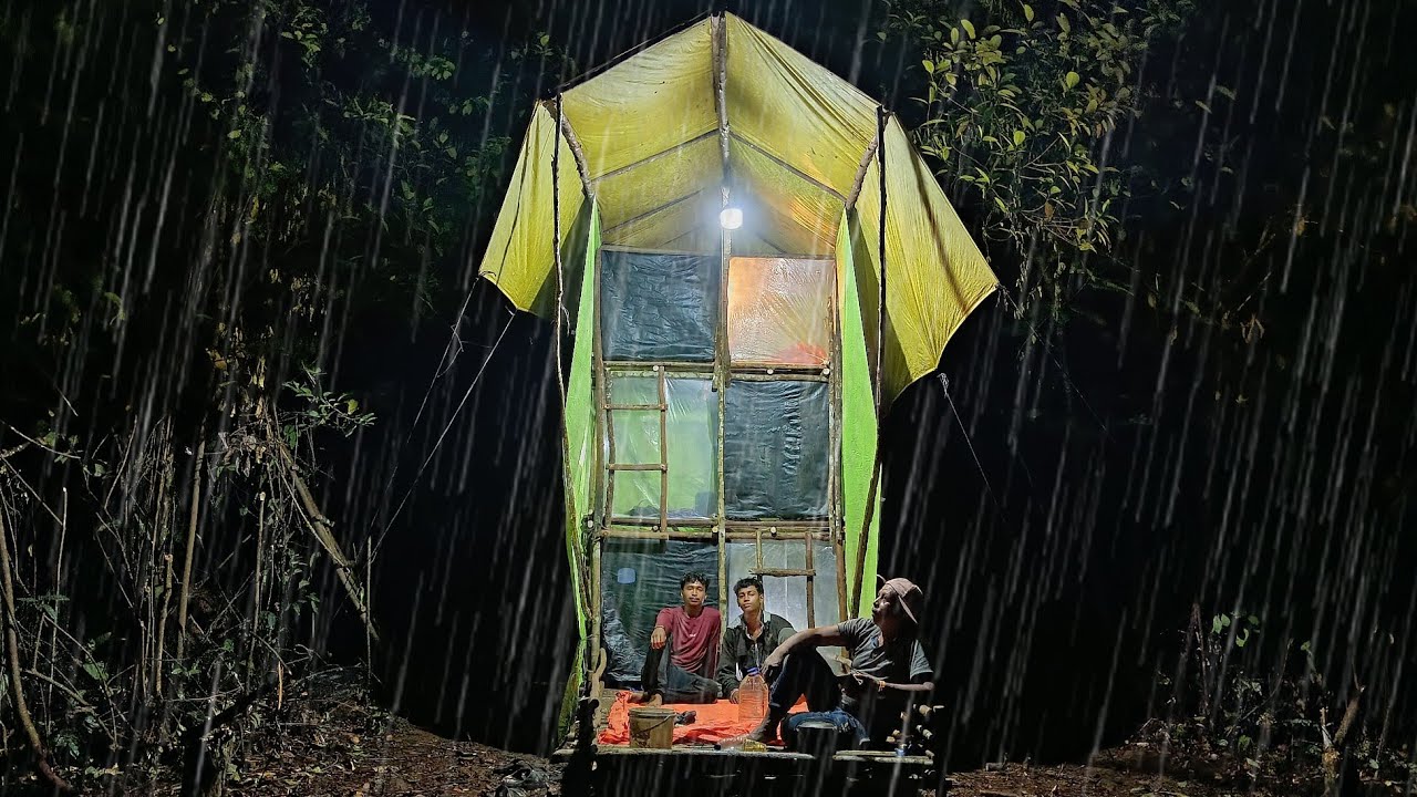 Camping hujan deras membuat shelter tingkat tiga dan menahan tajur ikan lele babon mantap makan enak