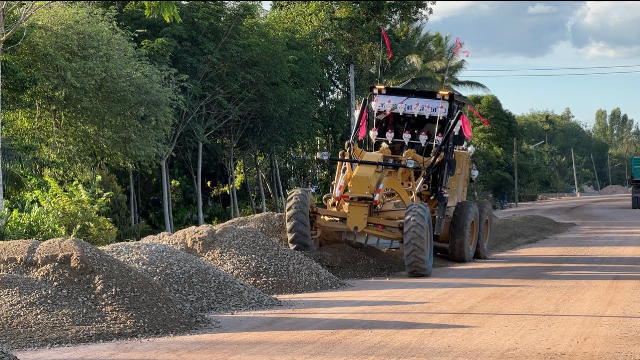 มาดู Grader CAT 140K ล้มกองหินคลุก เกลี่ยหินคลุก