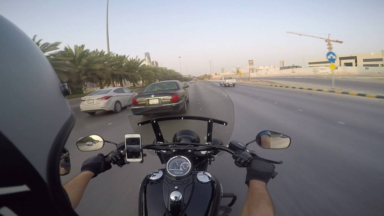 Softail Slim S 2016 - Cruising, lane splitting *Things gets interesting*