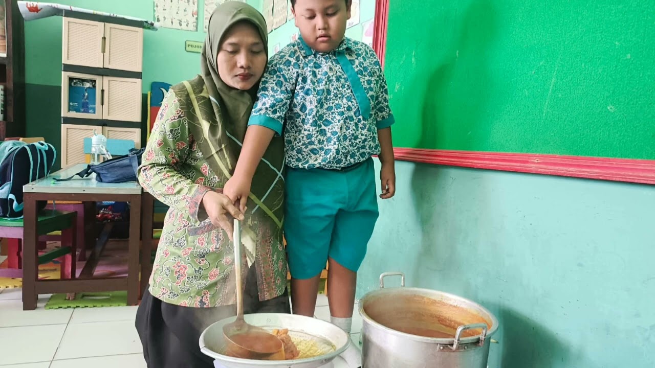 Membuat jamu kunyit asam