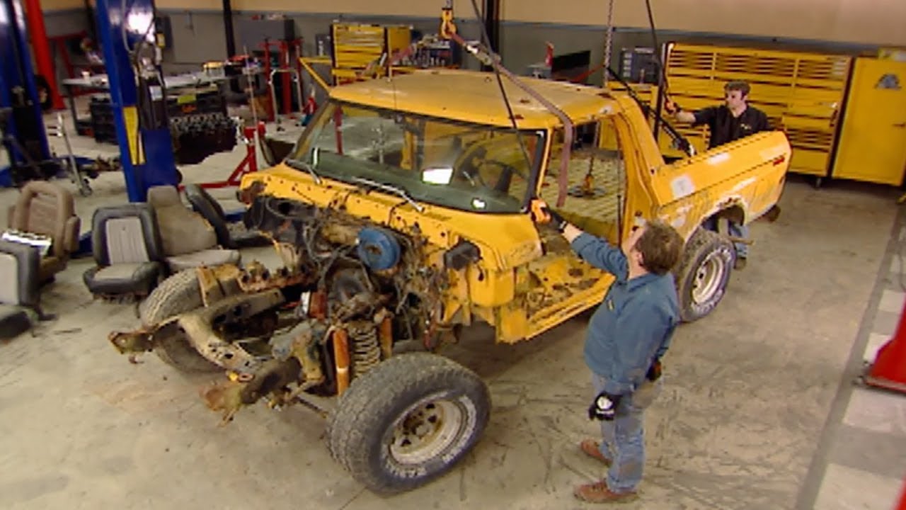 Stripping Down A 1979 Ford Bronco - Trucks! S9, E4