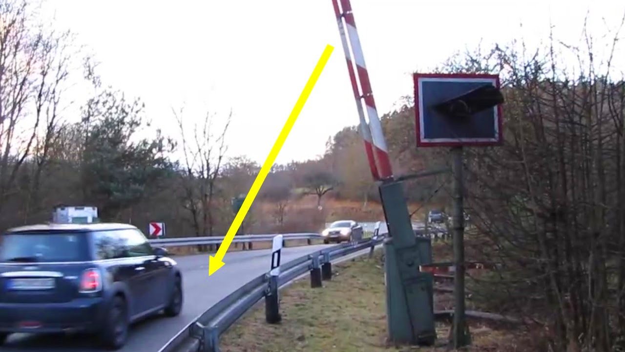 Bahnübergang mit Schranke aber OHNE Gleise! Seltsam * Forgotten railroad crossing! Strange