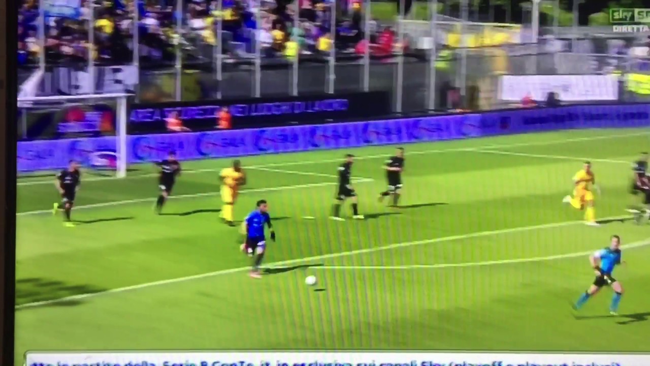 PORTIERE IMPAZZITO FROSINONE TRAPANI INCREDIBILE COME HIGUITA MA &Egrave; PIGLIACELLI SERIE B CALCIO STRANO
