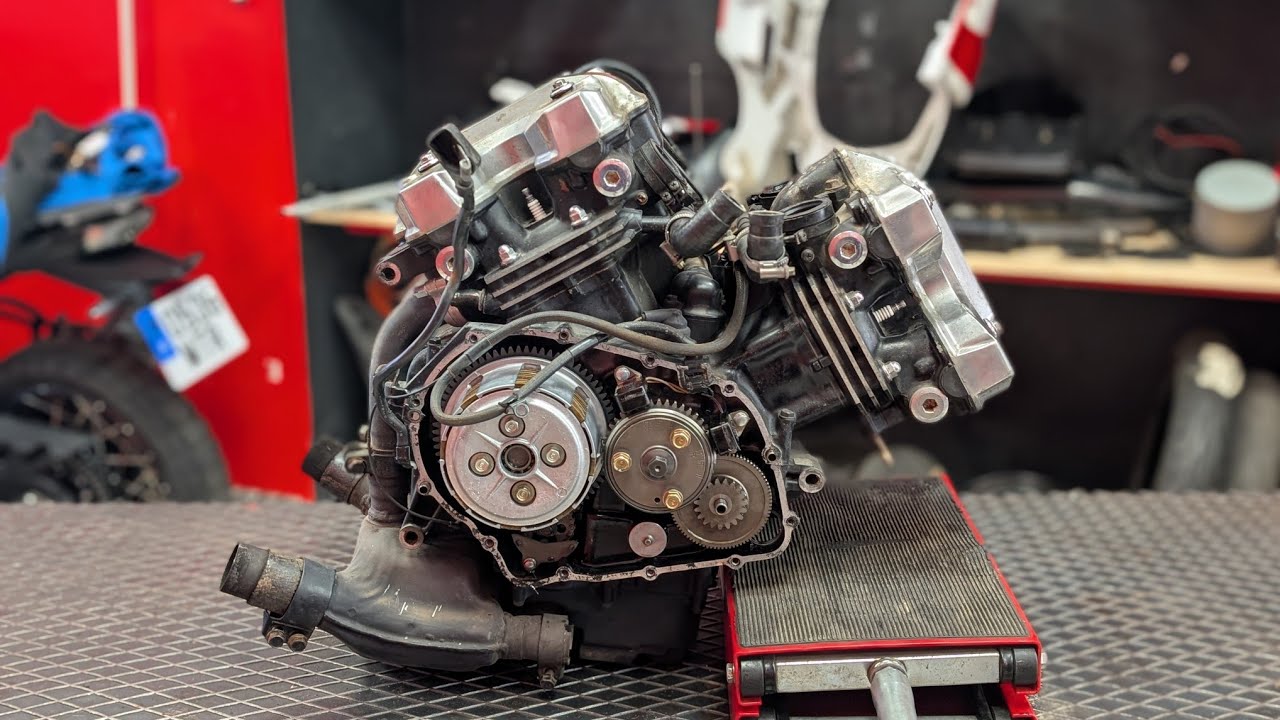 HONDA VF500 F2 , SACAMOS EL MOTOR EP 1